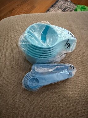 Tupperware set of measuring cups and spoons new